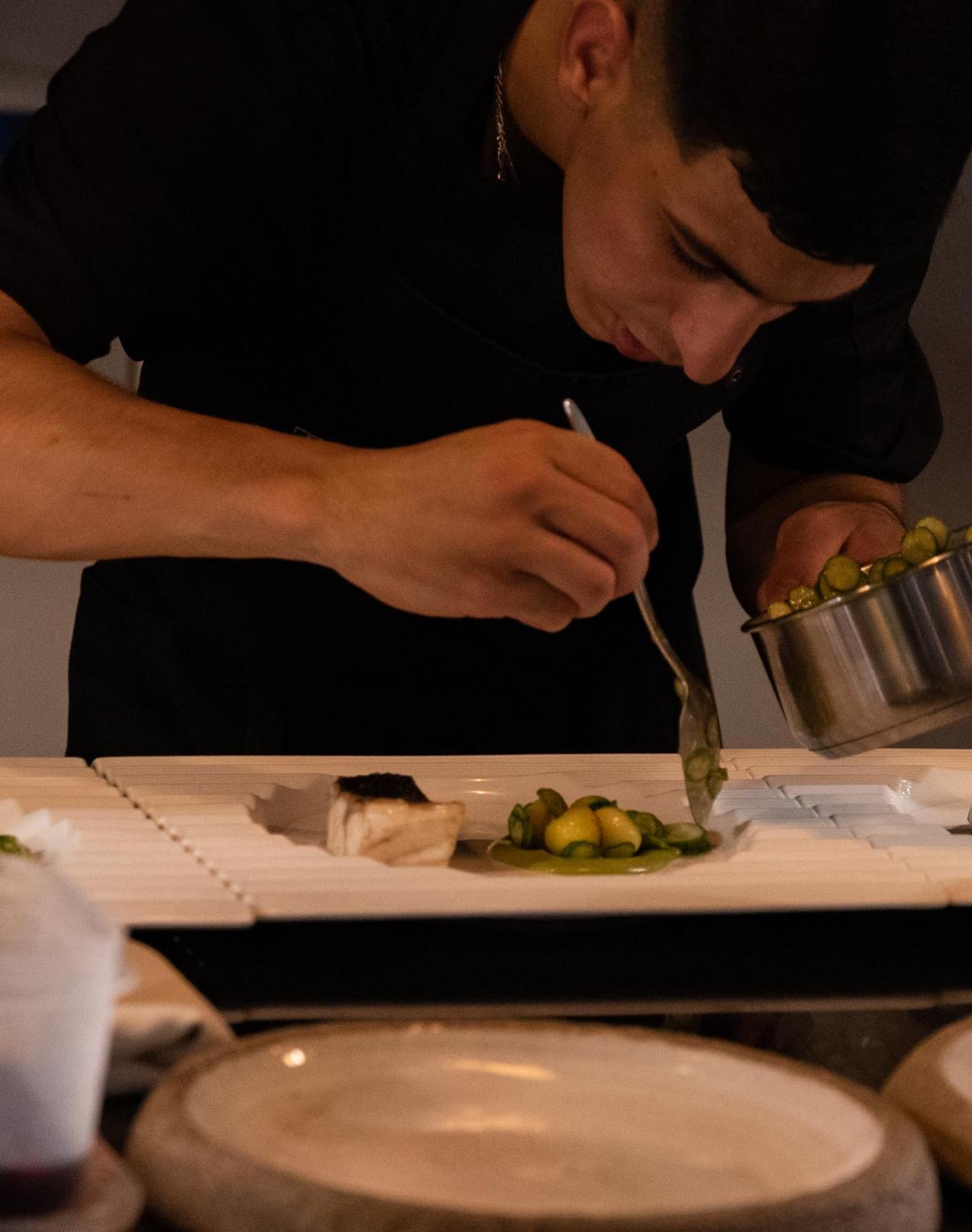 Gran Palas Hotel - Spa Incluido La Pineda Dış mekan fotoğraf A chef plating a dish